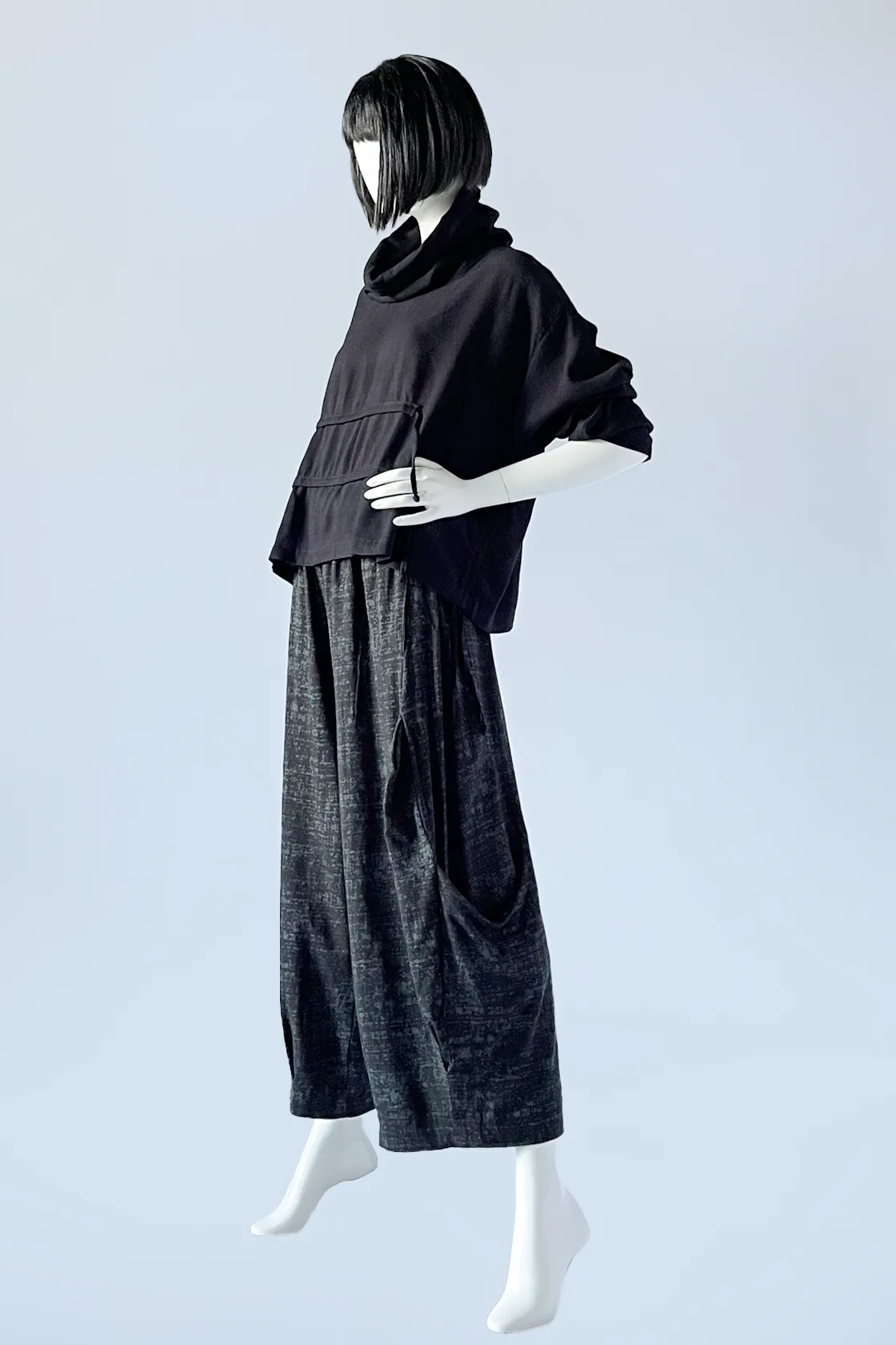 Short String Top in Black Papyrus